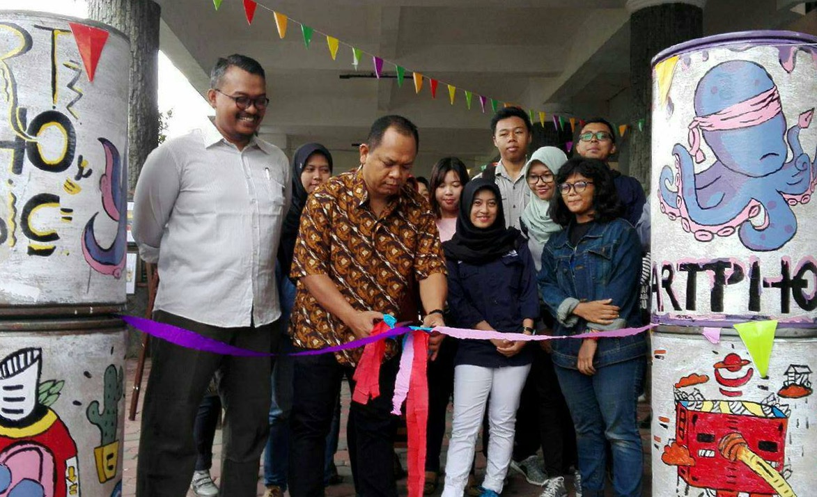 Kepala Prodi Ilmu Komunikasi, Sugeng Winarno, saat membuka Pameran Fotografi dan Desain Grafis Ilmu